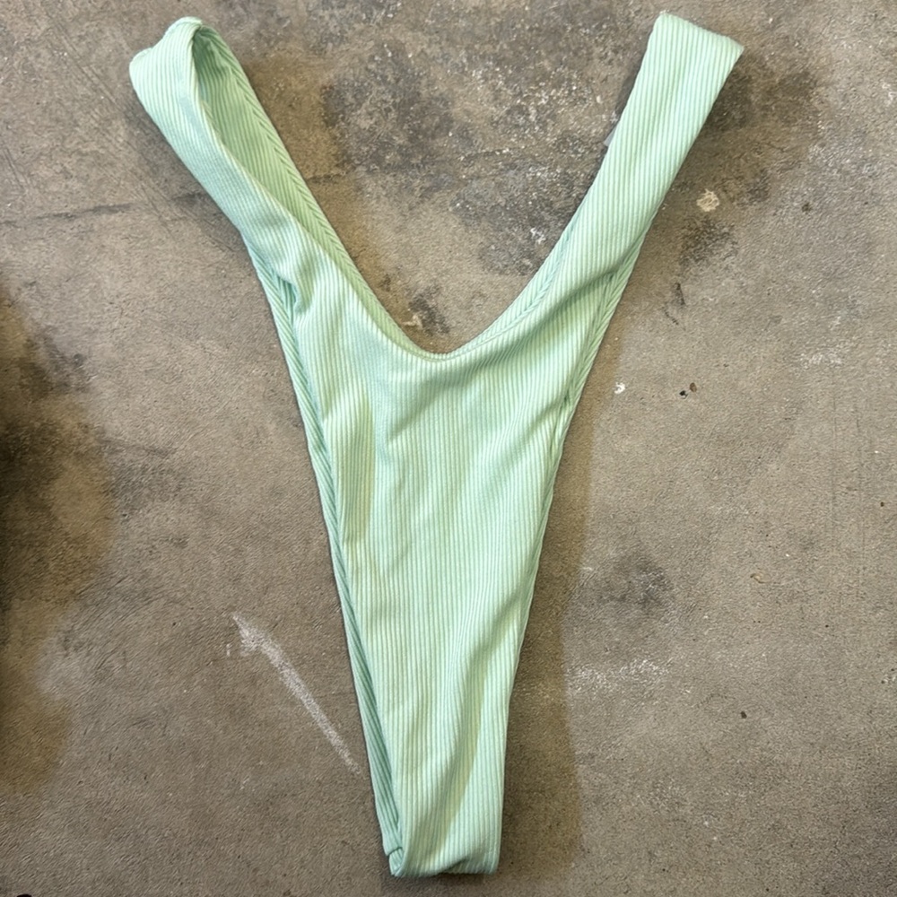 Bikini - Picture 6 of 8